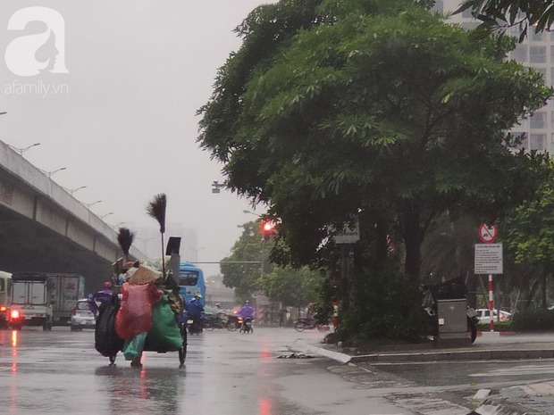 Ảnh: Người dân Hà Nội oằn mình trong mưa lớn và gió lốc mạnh, bão số 3 đã suy yếu thành áp thấp nhiệt đới - 4