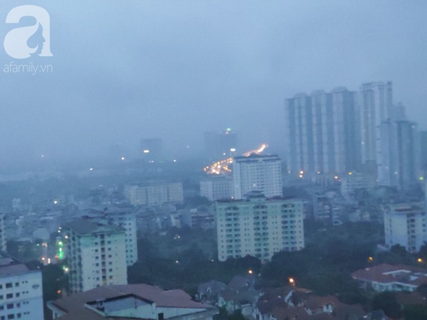 Ảnh: Người dân Hà Nội oằn mình trong mưa lớn và gió lốc mạnh, bão số 3 đã suy yếu thành áp thấp nhiệt đới