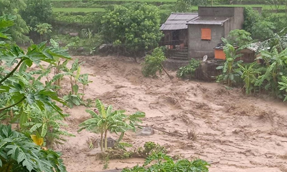 Lũ quét kinh hoàng cuốn trôi 17 người và 20 ngôi nhà trong một xã