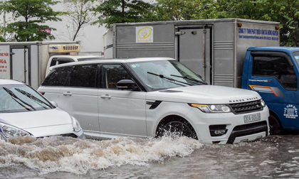 Range Rover chết máy, Mercedes 'bơi' trong nước ngập sau bão số 3