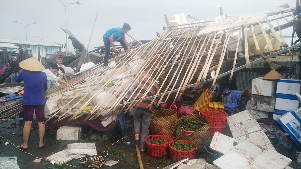 Mưa to lốc xoáy giật đùng đùng, quật tung nghìn ngôi nhà ở miền Tây