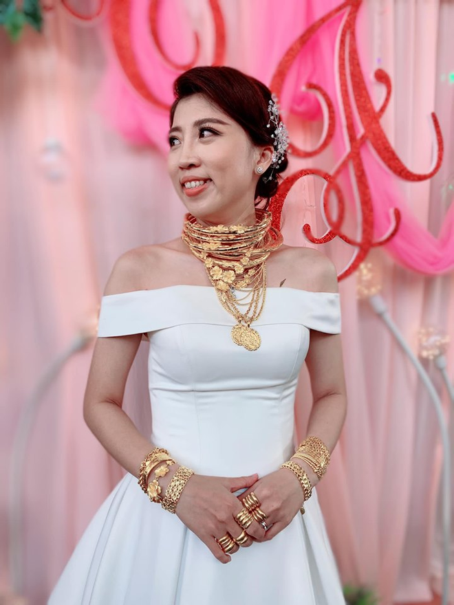Những cô dâu 'số hưởng' với vòng vàng trĩu cổ: 'Gánh' nặng vậy ai cũng nguyện ý lấy chồng! - 2