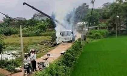 Vướng vào dây điện cao thế xe cẩu bốc cháy, tài xế tử vong