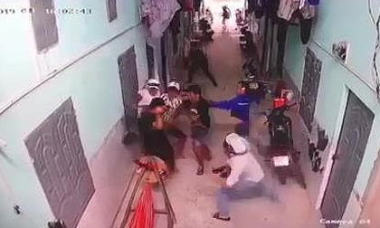 Camera ghi cảnh nhóm thanh niên vây chém người ở Bình Dương
