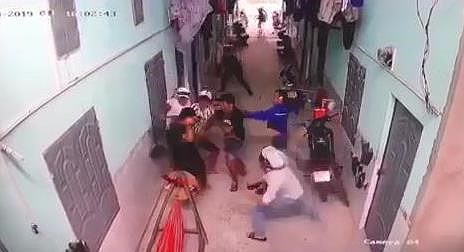 Camera ghi cảnh nhóm thanh niên vây chém người ở Bình Dương - ảnh 1