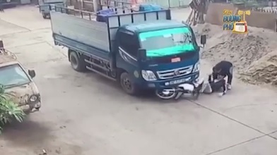 Chạy xe tốc độ cao qua ngã tư, thanh niên phanh gấp một giây trước khi bị xe tải kéo lê trên đường