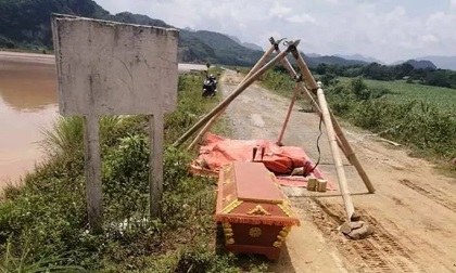 Thi thể người đàn ông lõa thể trôi trên sông gần nhà máy thủy điện