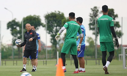 HLV Park Hang Seo băn khoăn chọn hợp đồng hay World Cup