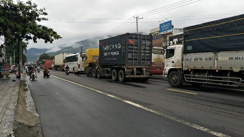 deo bao loc sat lo hang nghin khoi dat da, giao thong te liet hinh anh 1