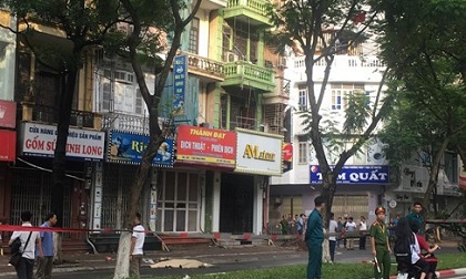Hà Nội: Cây bất ngờ đổ trên đường Trần Đăng Ninh khiến 1 người tử vong