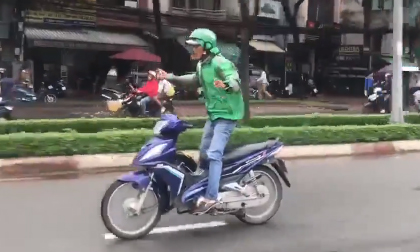 Clip: Tài xế Grabbike buông hai tay, nhún nhảy trên đường khiến các phương tiện tránh xa