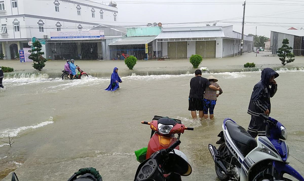 Phu Quoc ngap chua tung thay, giao thong bi chia cat hinh anh 1