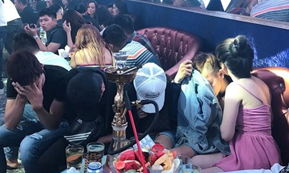 Hàng trăm nam thanh nữ tú nhún nhảy, nghi phê ma túy trong quán bar 36 Club