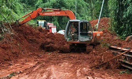 Đèo Bảo Lộc sạt lở hàng nghìn khối đất đá, giao thông tê liệt