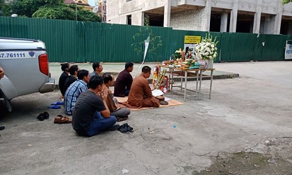 Người thân bật khóc làm lễ cầu siêu tại nơi đỗ chiếc xe để quên bé trai 6 tuổi trường Gateway