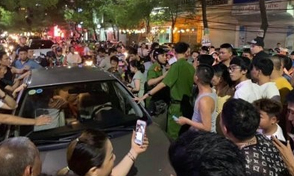 Hải Phòng: Xe ô tô đâm vào hai mẹ con rồi bỏ chạy, người dân vây kín 2 bên