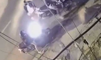 Clip: Cô gái trẻ bị 2 thanh niên đi SH cầm dao, khống chế cướp tài sản