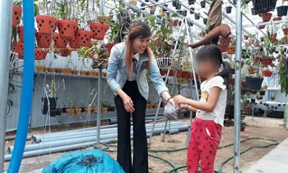 Gạt lời đồn ác ý, cô gái dành tuổi xuân nuôi hai trẻ bị bỏ rơi