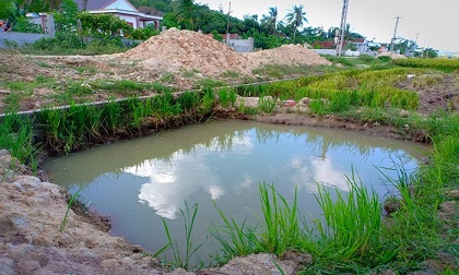 Rơi xuống hố cột điện, bé 4 tuổi đuối nước thương tâm