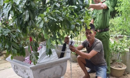 Bị truy bắt, kẻ 'ngáo đá' dùng mã tấu chống trả công an