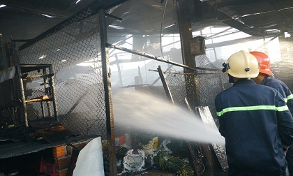 Cháy chợ lúc rạng sáng, cứu kịp thời 2 bà cháu đang ngủ