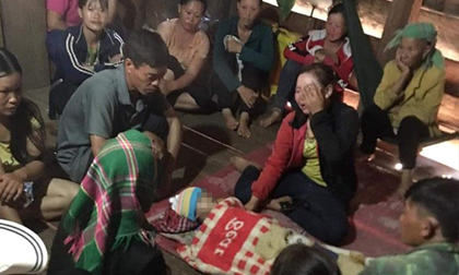 Đau đớn hai bé tử vong dưới mương nước trước nhà