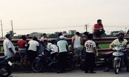 Va chạm với tàu hoả, 2 thanh niên đi xe máy tử vong thương tâm