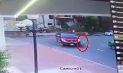 Rợn người clip xe bán tải cán qua người cháu bé ở Hải Phòng