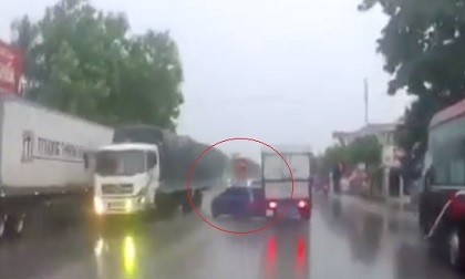 Ôtô con vỡ nát sau va chạm thảm khốc với 2 xe tải ở Nghệ An