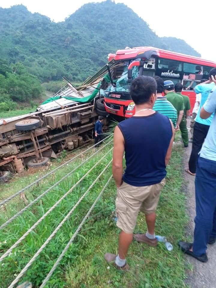 Xe khách gặp tai nạn kinh hoàng, 16 người thương vong - 1