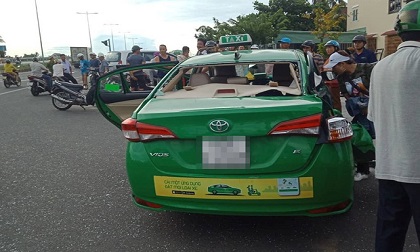 Taxi Mai Linh va chạm với xe tải khi chạy hướng bãi biển Cửa Đại về Hội An, 1 hành khách tử vong