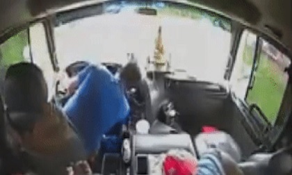 CLIP: Tài xế đột quỵ khi đang lái xe, phụ xe kịp thời tấp vào lề an toàn