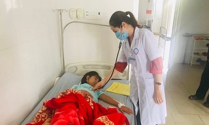 30 học sinh nhập viện nghi ngộ độc sau tiệc liên hoan trại hè