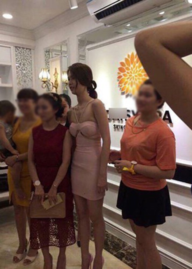 Những hình ảnh chụp lén gây xôn xao của Ngọc Trinh - 2