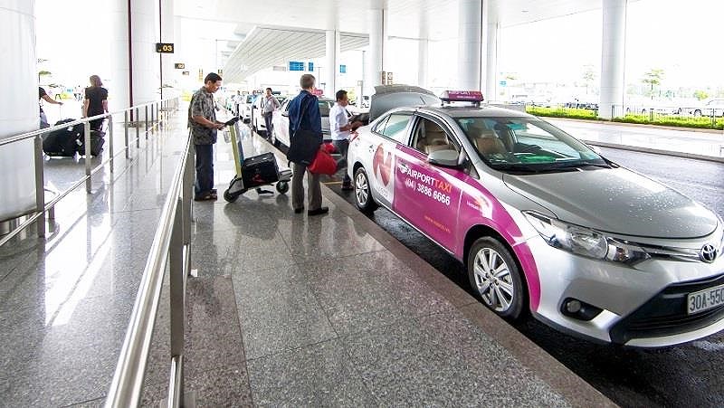 Một phụ nữ nhổ nước bọt vào mặt an ninh hàng không - 1