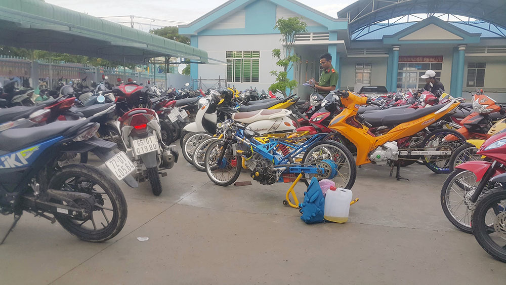 140 'quái xế' chặn quốc lộ 1 để đua xe bị cảnh sát vây bắt