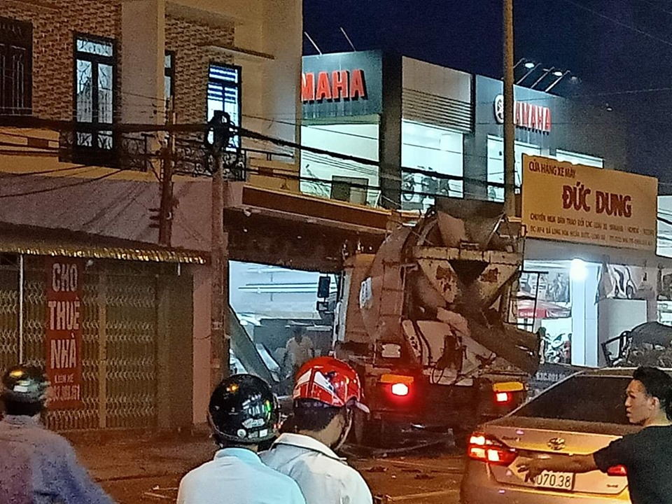 Xe bồn “làm loạn” trên đường rồi đâm vào nhà dân, 2 người chết - 1