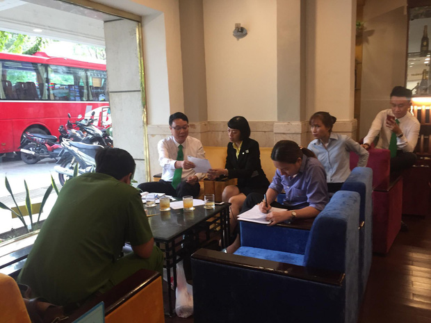 Thông tin bất ngờ vụ tài xế taxi bị tố 'chặt chém' du khách Ấn Độ 1,2 triệu đồng/8km từ sân bay TSN về trung tâm Sài Gòn Thông tin bất ngờ vụ tài xế taxi bị tố 'chặt chém' du khách Ấn Độ 1,2 triệu đồng/8km từ sân bay TSN về trung tâm Sài Gòn