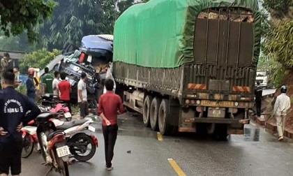 Đối đầu xe đầu kéo, tài xế xe tải tử vong tại chỗ
