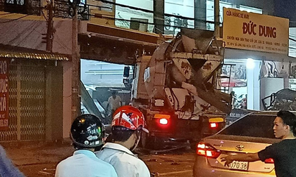 Xe bồn “làm loạn” trên đường rồi đâm vào nhà dân, 2 người chết