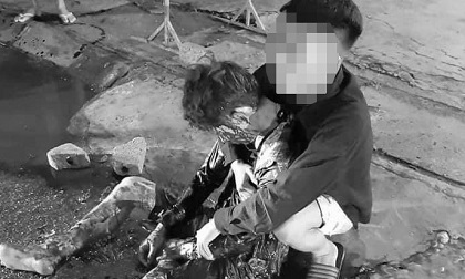 Đang đi xe máy trên đường, nam thanh niên bị đâm gục tại chỗ