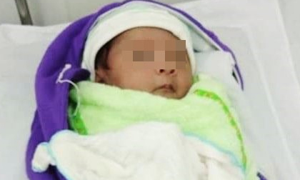 Bé trai khoảng 1 tháng tuổi bị bỏ rơi ngoài công viên kèm tờ giấy nhắn: 'Con anh đó anh Hưng'