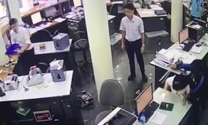 Xôn xao clip nữ nhân viên hốt hoảng chưa kịp chui xuống gầm bàn đã bị tên cướp kề dao uy hiếp, cướp ngân hàng ở Lào Cai