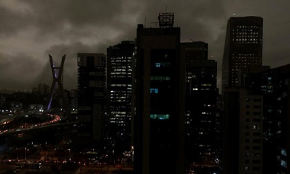 Khói cháy rừng Amazon biến bầu trời Brazil 'từ ngày thành đêm'