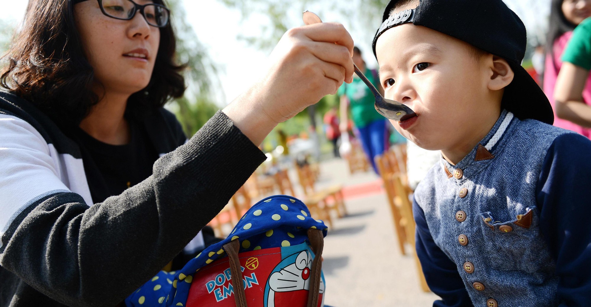 Chỉ một hành động mớm, thổi thức ăn của người lớn cũng mang theo hàng triệu vi khuẩn cho trẻ - 3