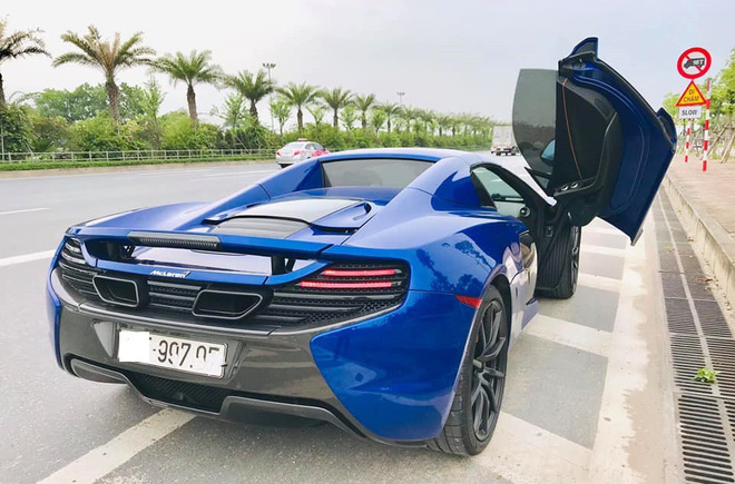 Ngắm siêu xe mui trần màu xanh cực độc, giá hơn 9 tỷ đồng ở Hà Nội