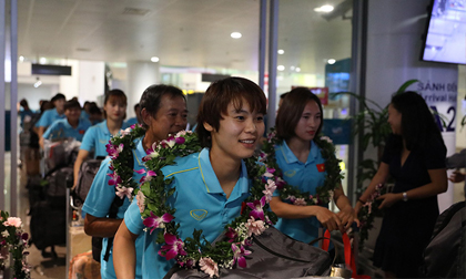 Tuyển nữ Việt Nam về nước trong vòng vây của người hâm mộ