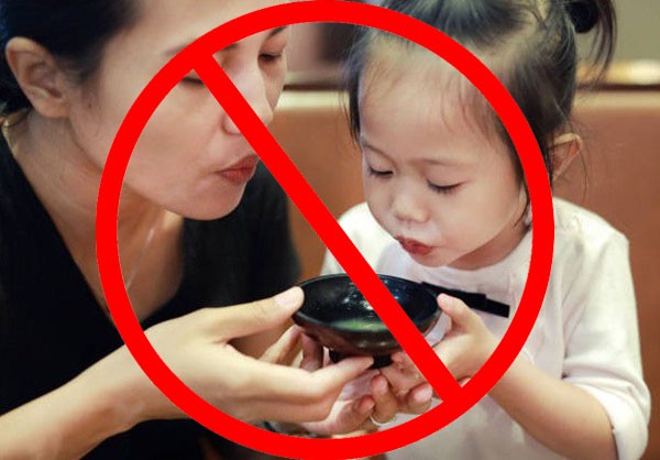 Chỉ một hành động mớm, thổi thức ăn của người lớn cũng mang theo hàng triệu vi khuẩn cho trẻ - 1