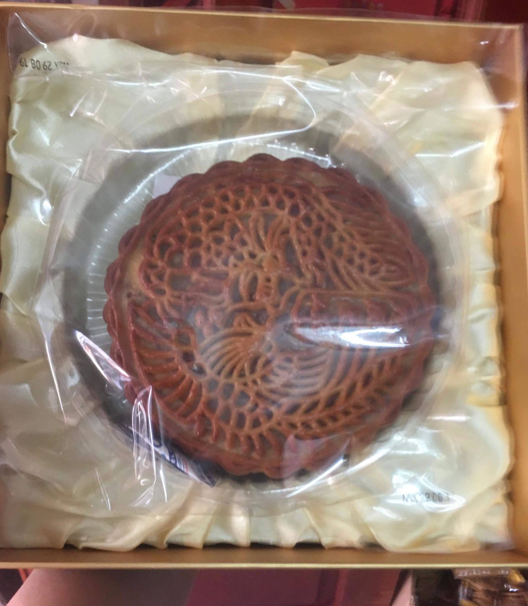 Bánh trung thu siêu to khổng lồ, nặng 4kg, cả nhà ăn không hết