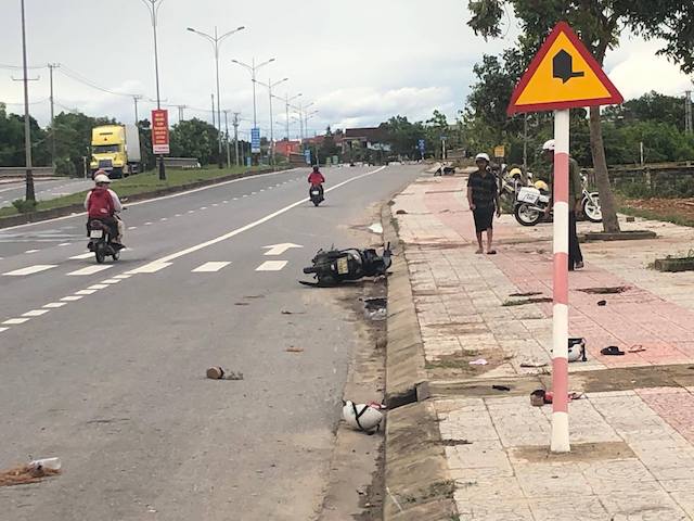 tong vao bien bao ben duong, me chong va nang dau tu vong hinh anh 1